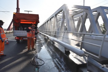 A hétvégén a Rákóczi híd mosásával zárul Budapest Duna-hídjainak tavaszi nagytakarítása