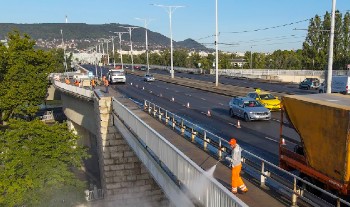 A hétvégén az Árpád híd mosásával folytatja az FKF Budapest közterületeinek őszi nagytakarítását