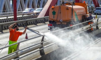 A budapesti tavaszi nagytakarítás újabb Duna-híd hétvégi mosásával folytatódik